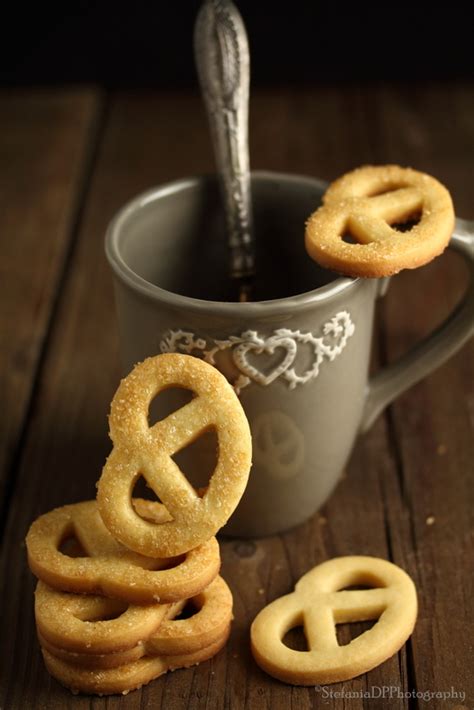 I nostri frollini di farro fatti con pochi ingredienti di qualità sono ideali per iniziare la giornata con una colazione semplice ma ricca di gusto o per concederti un dolce spuntino in ogni momento della giornata. Formine e Mattarello: Biscotti di frolla semplice con ...