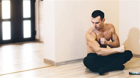 4 Bodyweight Exercises for Shoulders and a Quick Home Workout