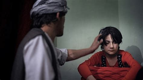 An afghan boy sick of his life, growing up with a pimp and perfoming 'bacha bazi'. Bacha bazi, la forma "legal" de prostitución infantil 😟 ...