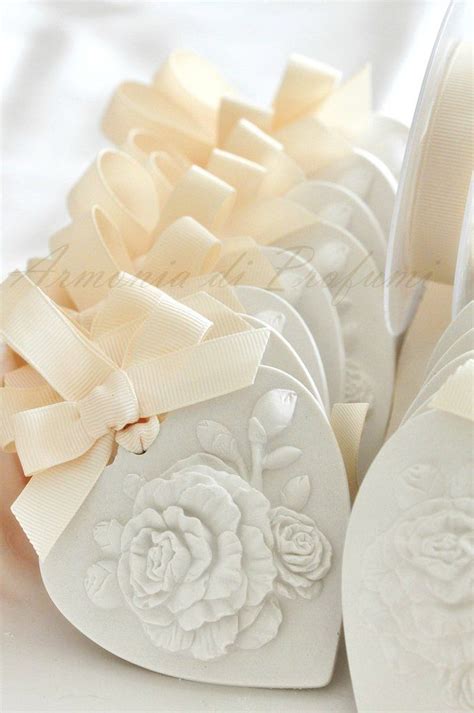 Uno scrigno come segnaposto alternativo da mettere su ogni piatto all'inizio del pranzo, ecco dei porta confetti personalizzati che farai trovare agli invitati come ringraziamento della loro presenza al matrimonio. Segnaposto Matrimonio Elegante - Segnaposto Per Matrimonio ...