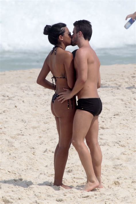 Paparazzo flagra gostosas do bbb nas praias. EGO - Talita troca beijos com Rafael em praia e dá ...