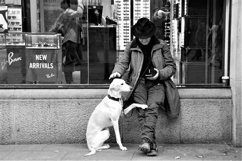 Smit mostly sings songs in the dutch language, in a genre known as volendam music. Nathalie SMITH's UN chien avec son maitre . Barcelona ...