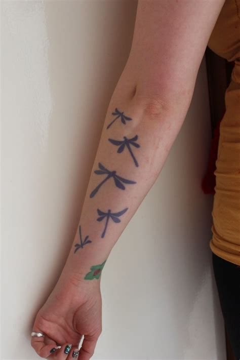 Hummingbird & pink lilies uncategorized animal tattoos arm tattoos birds cute ta… Tattoo auf Unterarm - 40 Coole Ideen für Männer und Frauen