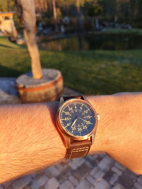 It currently does not observe daylight savings time. Got my San Martin (new) GMT SN016-G. This thing is a beast ...