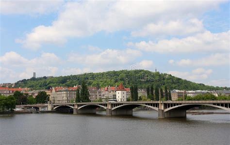 Hus, himmel, smedava liberec region, , gransläktet, molnen, natur. Jirasek Bro, Prague, Tjeckien Fotografering för Bildbyråer ...