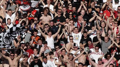 Der eintracht frankfurt ultras vergleich. Eintracht Frankfurt: Ultras beschädigen Mannschaftsbus des ...