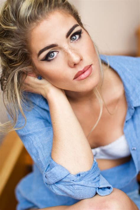 Скачай max bett 69 (original mix) и max bett black wood (original mix). Emily Bett Rickards | DABUN'S PAGE