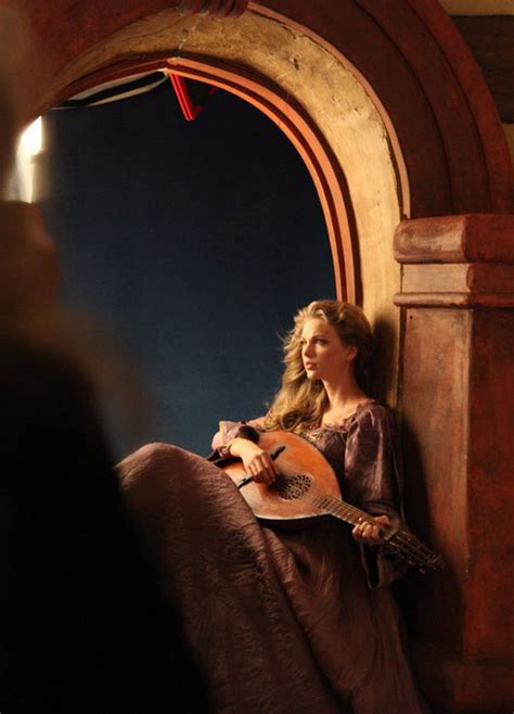 A woman's heart is for holding like a beloved pet not taylor swift hides behind to make up. Taylor Swift ist Rapunzel Für Disney Anzeigen - Stars and ...