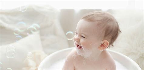 The bathtub can be a pretty big place for a toddler, especially when a favorite toy floats. baby-bath-time-02.jpg (1060×518) | Baby bath time, Baby ...