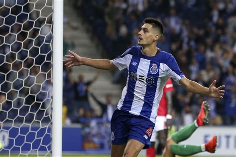 His birthday, what he did before fame, his family life, fun trivia facts, popularity rankings, and more. Valencia close in on deal for Porto defender Diogo Leite ...