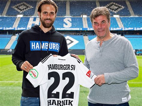 Es hat zwei rote streifen, während der kragen blau ist. So hat Hecking Harnik zum HSV geholt