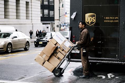 Auf der offiziellen website von ups habe ich gelesen, dass sie nur bis 17:00 uhr zustellen. UPS startet in den USA „in-home"-Paketzustellung für ...