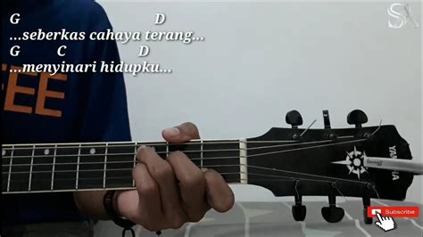 Berikut lirik dan chord lagu seberkas. Seberkas Sinar Adlani Rambe Chord : Gitar Seberkas Sinar ...