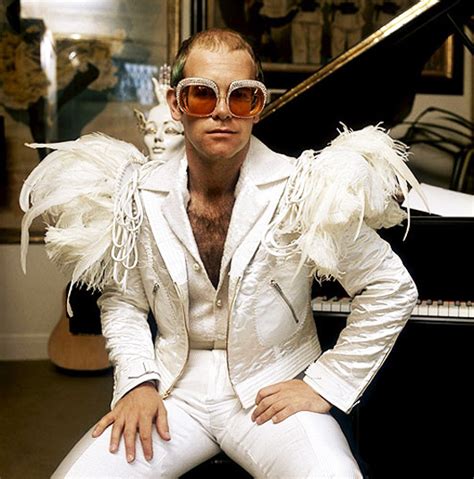 Anything and everything elton john! Luiferiga: El joven y extravagante Elton John