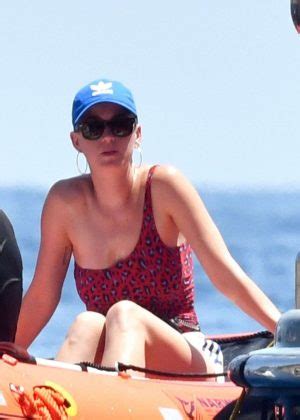 Katy perry (@katyperry) | твиттер. Katy Perry in Swimsuit in Capri | GotCeleb