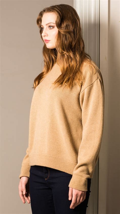 Supersoft cashmere blended with the finest merino wool to create a luxury knit you can afford to wear everyday. Camel crew neck sweater KAY - Krista Elsta