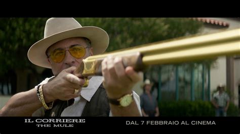 Earl stone è un floricoltore, adorato dalla sua piccola comunità e dai suoi clienti, quando lo incontriamo all'inizio del film: Il Corriere - The Mule | Ricercato 15" | Dal 7 febbraio al ...