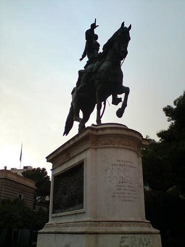 Γεννήθηκε στο μπρνο της πρώην τσεχοσλοβακίας και ζει στη γαλλία από το 1975. ΕΣΕΤΑΙ ΗΜΑΡ