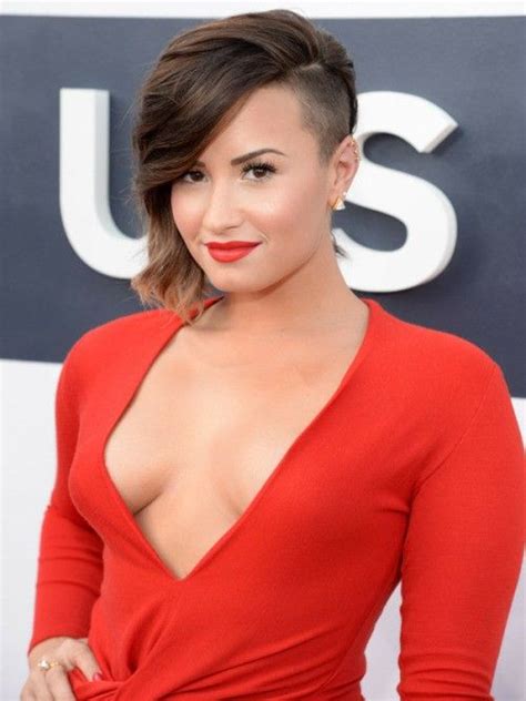 Once you know you've a stylist you can actually trust with your hair, getting a awesome hairstyle becomes way less stressful. Demi Lovato in 2020 | Demi lovato hair, Half shaved hair ...