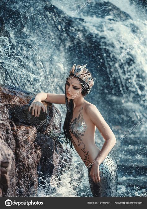 Eine echte lebende meerjungfrau am strand von grand traverse bay! Pictures: real mermaid | The real mermaid — Stock Photo ...