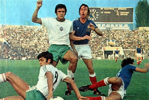 Le 9 octobre 1976, à sofia, arbitrage très contestable de l'arbitre britannique m foote au détriment de l'équipe de. THE VINTAGE FOOTBALL CLUB: Bulgarie-FRANCE 1976.