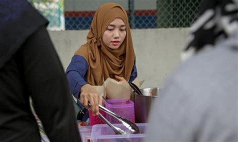 Penasaran kan dengan potret spanduk penjual nasi kuning dan nasi rames? FITNAH!! Gadis Nasi Lemak Berang Tersebar Whatsapp ...