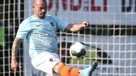 He began his career with afc ajax academy from where he later signed his first professional deal with the senior team of ajax. Feest van familie Sneijder in Ondiep: Rodney verrast ...