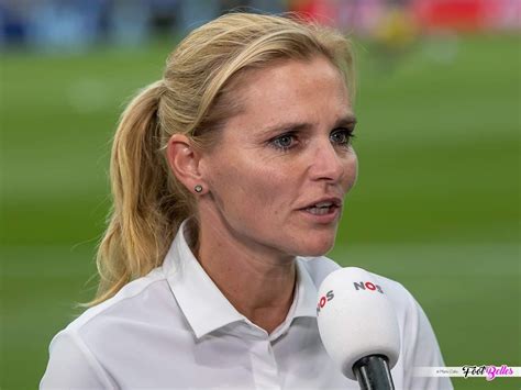 She played as a central midfielder and, later in her career, as a defender. Sarina Wiegman (Pays-Bas) : « Je vois l'avenir de manière très optimiste