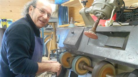 Le cordonnier ou la cordonnière est un(e) artisan qui répare des chaussures, des sacs et autres vêtements de cuir à la demande de clients. Montaut. Cordonnier, un métier qui a toujours la cote ...