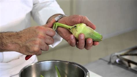 Quante volte è capitato al ristorante di bramare gli anelli di calamaro fritti, oppure dei bei prezzo: PULIRE I CARCIOFI - YouTube