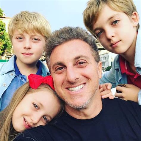 Luciano huck (@lucianohuck) on tiktok | 10.4m likes. Luciano Huck posta rara foto com os três filhos
