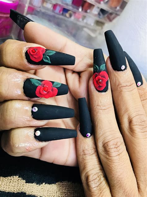 Si deseas decorar tus uñas acrilicas para las fiestas es una buena idea pintarlas con un. Uñas coffin negras rosa roja | Rosa roja, Uñas negras con ...