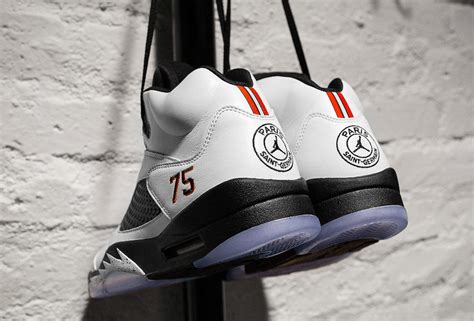 The new collection combines the colors of the home kit of the club with classic sportswear silhouettes by jordan. Air Jordan 5 PSG Friends & Family - Le Site de la Sneaker
