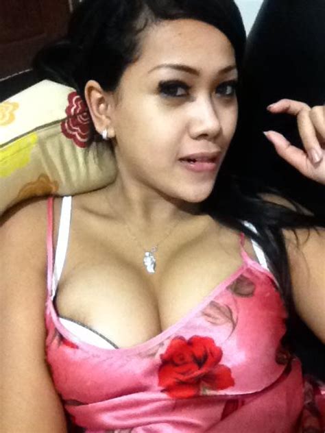 Lecehin cewek cewek amoy sampe puas, cewek cewek toge digrepe ditengah jalan. Adelina Damm Model Bugil Indonesian Girl