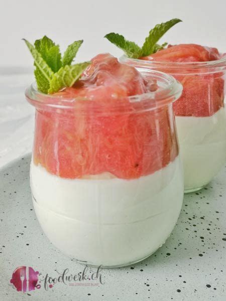 Rhabarber ist einfach klasse und perfekt für eine kohlenhydratreduzierte ernährung! Luftiges Quark Mousse mit Rhabarberkompott | Food-Blog Schweiz | foodwerk.ch in 2020 | Rhabarber ...