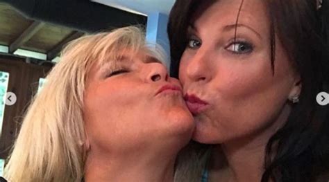 Samantha fox has spoken out about her upcoming wedding plans with fiancée linda olsen. Samantha Fox si è fidanzata con Linda Olsen; le nozze ...