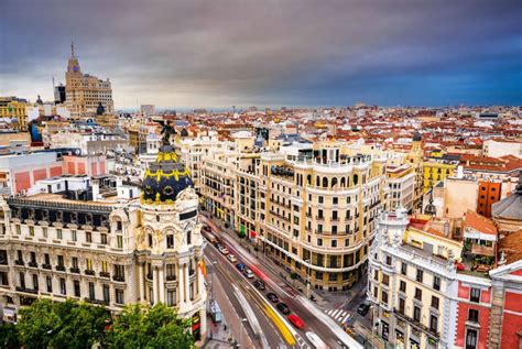 The population of the city is roughly 3.3 million with a metro area population of almost 6.5 million. Madrid, una ciudad cultural sin igual - EsLife