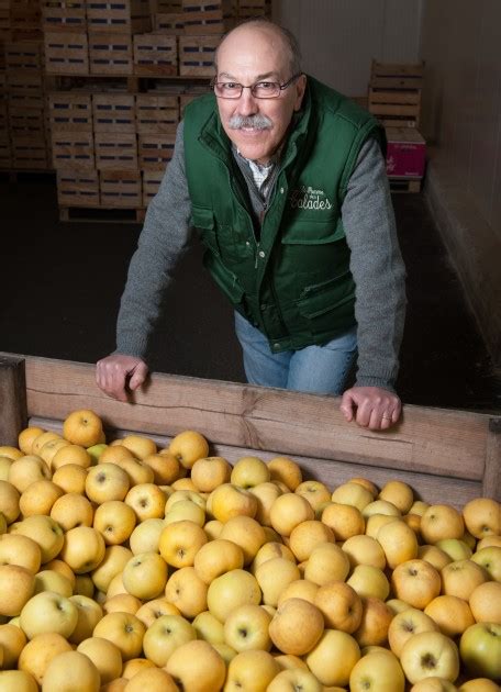 Au fil des années, plusieurs membres de la famille se sont joints à l'équipe encourageant. Famille de producteurs | La pomme des calades