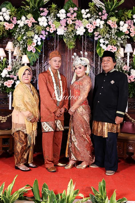 Kami telah menyewakan kebaya dan perlengkapan pernikahan kepada banyak sanggar rias seperti sanggar rias alika , sanggar rias riana , sanggar rias aura. Foto Rias Pengantin Adat Jawa, Sunda, dan Muslimah ...