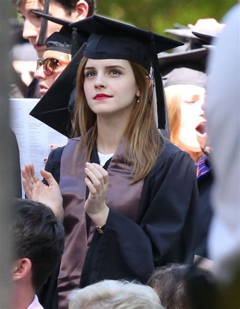 Brown university adalah salah satu kampus ivy league, kampus ini terletak di providence pulau rodhe, amerika serikat. EMMA WATSON Graduates from Brown University in Providence ...