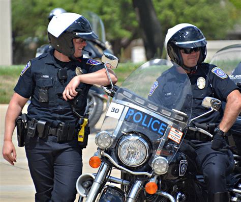 Kredit umožní i stahování neomezenou rychlostí. Service 4 Cops — "And then I said, 'open your fucking ...