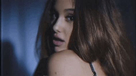 Bu filmlerde yer alan tek bakış açısı yalnızca kahramanın kendisidir. Sexy Ariana Grande Music Video GIFs | POPSUGAR ...