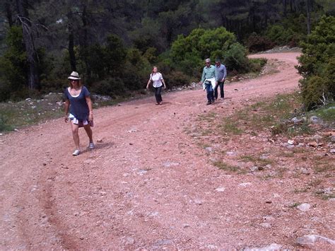 Λίγα καύσιμα, λίγα χιλιόμετρα, ωραίες βόλτες ακόμα πιο ωραία τσιμπούσια. ΟΡΕΙΝΟΣ: Περιπατητές στα ορεινά ΔΕΡΒΕΝΟΧΩΡΙΑ