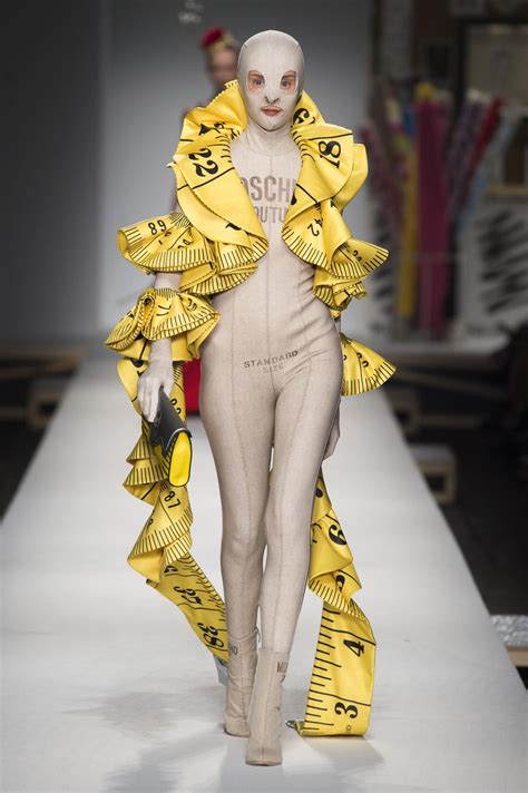 Gucci, fendi, prada, dolce & gabbana, armani et bien d'autres y ont présenté leurs nouvelles collections. Défilé Moschino printemps-été 2019 Prêt-à-porter ...