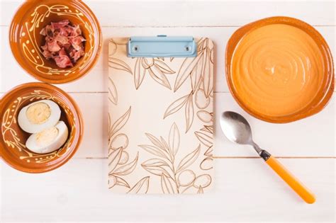 (inform.) portapapeles, sujetadatos, pizarrón de edición. Traditional spanish food mockup with clipboard | Free PSD File