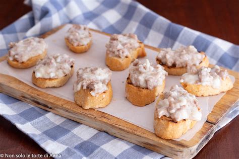 Their salsiccia, stracchino e balsamico filling (mixed together until it becomes a sort of paste) on schiacciata bread is out of this world. Crostini toscani salsiccia e stracchino | Non solo le ...