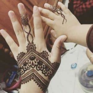 Untuk menggunakan henna bubuk, kita tidak bisa langsung memakainya di tangan kamu bisa melihat betapa teliti dan kreatifnya henna artist dalam melukis gambar tersebut. Henna untuk Anak Kecil yang Aman dengan 13 Motif Simpel