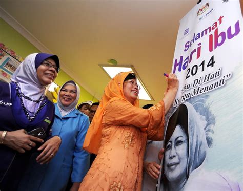 Tetapi, menjadikan hari ibu hanya sebagai perayaan untuk pemuliaan (glorifying) jasa seorang ibu atas peran domestiknya saja, sungguh telah melenceng dari sejarah ditetapkannya hari. Sambutan Hari Ibu - Foto | mStar