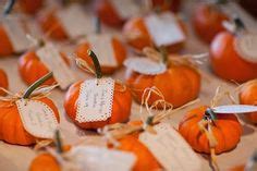 Salas peque帽as en este tipo de estancias resulta fundamental incrementar la sensaci贸n de amplitud, por lo tanto te sugerimos ambientar con pinturas, muebles y accesorios de colores claros; Almudena's Dream Wedding Ideas