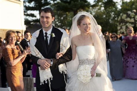 Little chelsea clinton is all grown up. Chelsea Clinton turns to Vera Wang for 2 gowns